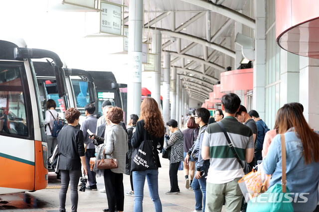 【서울=뉴시스】전진환 기자 = 추석 연휴를 하루 앞둔 21일 오전 서울 서초구 서울고속버스터미널에서 고향으로 내려가는 시민들이 줄 지어 버스에 오르고 있다. 2018.09.21.&nbsp;&nbsp;&nbsp; amin2@newsis.com