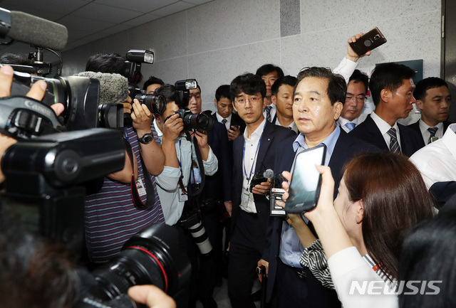 【서울=뉴시스】이종철 기자&nbsp; = 한국당 심재철 의원이 21일 오전 서울 여의도 국회 의원회관 본인 사무실 앞에서 검찰의 사무실 압수수색에 대한 입장을 말하고 있다. 2018.09.21.jc4321@newsis.com