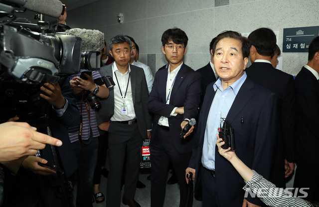 【서울=뉴시스】이종철 기자 = 한국당 심재철 의원이 21일 오전 서울 여의도 국회 의원회관 본인 사무실 앞에서 검찰의 사무실 압수수색에 대한 입장을 말하고 있다. 2018.09.21. jc4321@newsis.com
