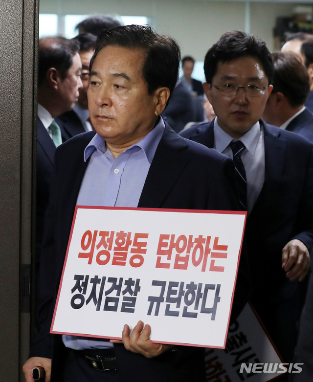 【서울=뉴시스】박영태 기자 = 21일 오전 서울 영등포구 여의도 국회 의원회관 자유한국당 심재철 의원 사무실에서 검찰이 '예산 정보 무단 열람·유출' 혐의로 압수수색을 하자 심재철 의원 등 자유한국당 의원들이 정치검찰 규탄하는 피켓팅을 하기 위해 의원실을 나오고 있다. 2018.09.21.since1999@newsis.com