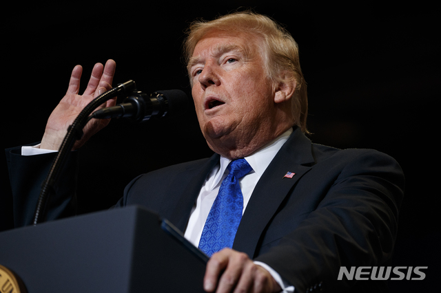 【라스베이거스(미 네바다주)=AP/뉴시스】도널드 트럼프 미 대통령이 20일 네바다주 라스베이거스에서 열린 한 선거 집회에서 연설하고 있다.&nbsp; 2018.9.21