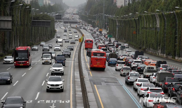 【서울=뉴시스】고범준 기자 = 추석 명절을 앞둔 21일 오후 서울 경부고속도로 잠원IC 구간 하행선(오른쪽)이 많은 차량으로 붐비고 있다. 2018.09.21. bjko@newsis.com
