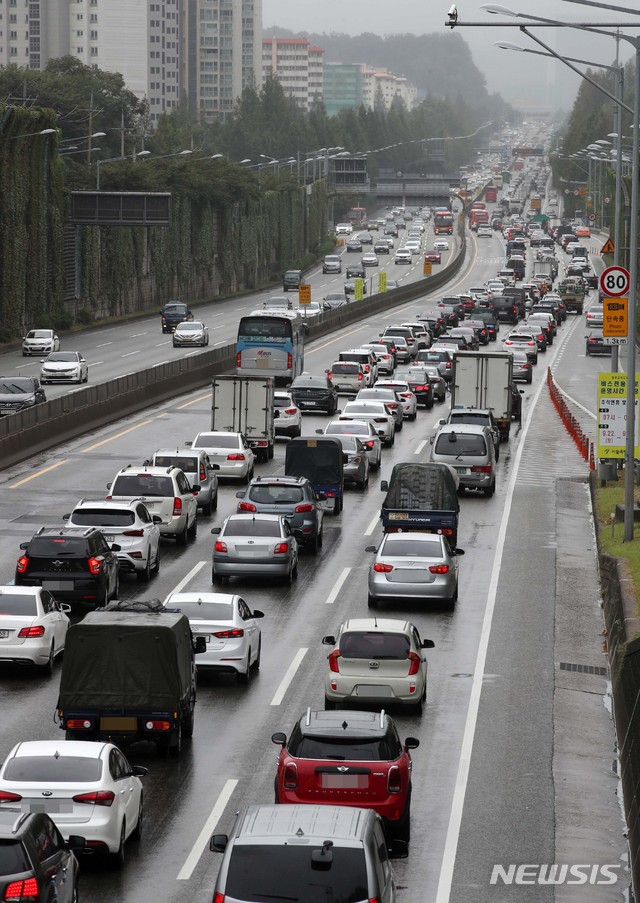 【서울=뉴시스】고범준 기자 = 추석 명절을 앞둔 21일 오후 서울 경부고속도로 잠원IC 구간 하행선(오른쪽)이 많은 차량으로 붐비고 있다. 2018.09.21. bjko@newsis.com