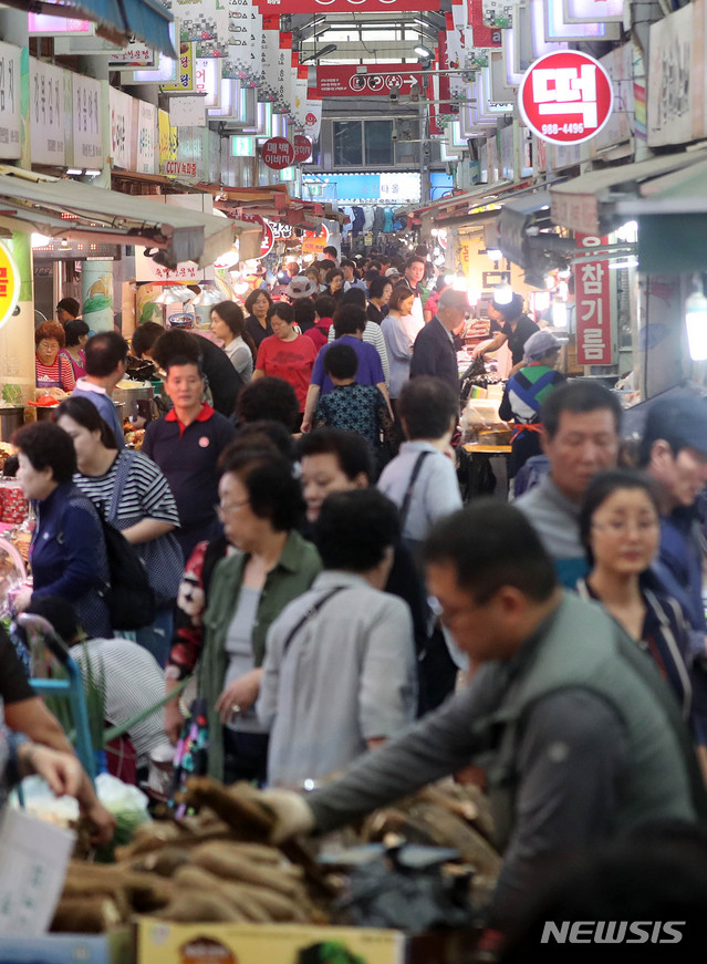 【서울=뉴시스】추상철 기자 = 추석연휴를 하루 앞둔 21일 오후 서울 강북구 수유시장에는 제수용품을 구입하려는 시민들로 붐비고 있다. 2018.09.21. scchoo@newsis.com