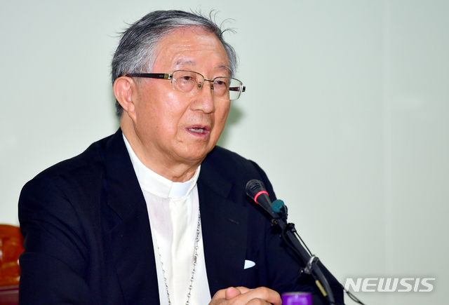 【광주=뉴시스】류형근 기자 = 제3차 남북정상회담 종교계 특별 수행원 자격으로 북한을 다녀온 천주교광주대교구 김희중 대주교가 21일 오후 광주 서구 천주교광주대교구청 회의실에서 기자회견을 하고 있다. 2018.09.21. hgryu77@newsis.com