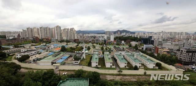 【서울=뉴시스】고범준 기자 = 21일 국토교통부가 '수도권 주택공급 확대방안' 을 발표, 서울 도심지역에서는 구 성동구치소가 개발 대상지에 포함됐다. 사진은 이날 오후 서울 송파구 구 성동구치소 모습.  정부는 옛 성동구치소 부지 등 서울과 수도권 17곳에 3만5000가구가 들어설 중·소규모 택지를 공급하기로 했다. 2018.09.21.  bjko@newsis.com