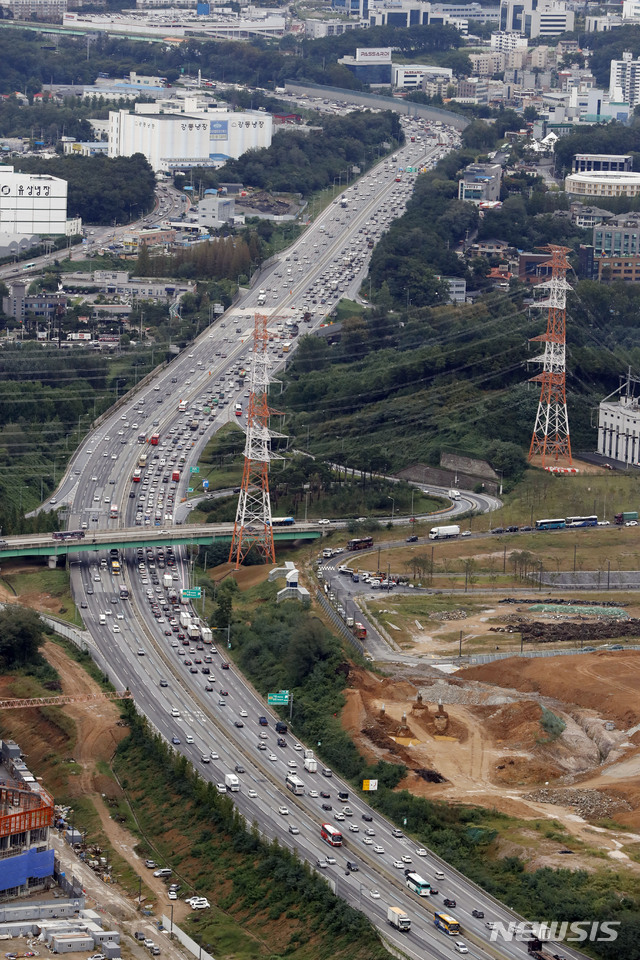 【용인=뉴시스】최동준 기자 = 본격적인 추석 귀성길이 시작된 21일 경기 용인시 기흥 부근 경부고속도로 상행선이 정체를 빗고 있다. 2018.09.21. (헬기 조종=항공대장 이상열 경정, 정조종사 김두수 경위, 승무원 곽성호 경위, 박상진 경사.)&nbsp; photocdj@newsis.com