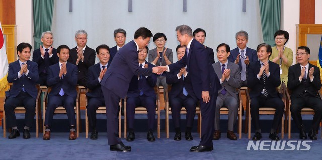 【서울=뉴시스】전신 기자 = 문재인 대통령이 21일 청와대 충무실에서 성윤모 산업통상자원부 장관에게 임명장을 수여하고 있다. 2018.09.21. photo1006@newsis.com