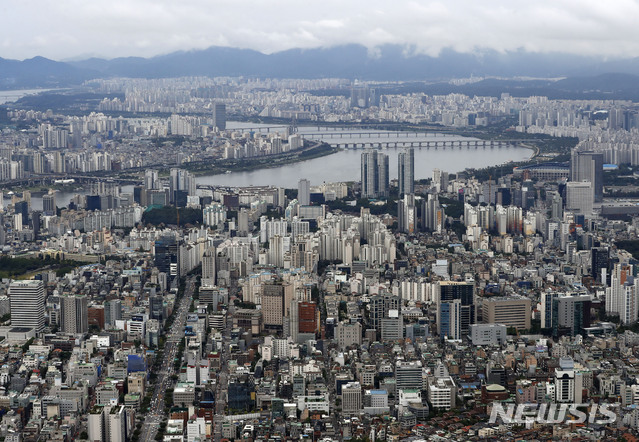 【서울=뉴시스】최동준 기자 = 21일 정부가 주택시장 안정화를 위해 서울 도심지역의 옛 성동구치소, 개포동 재건마을을 포함한 총 11곳에 약 1만호의 주택을 공급하는 내용의 '수도권 주택공급 확대 방안'을 발표했다.국토부는 또 향후 서울과 1기 신도시 사이에 330만㎡이상의 대규모 택지 4~5개를 추가 조성해 20만호를 공급한다는 방침이다. 사진은 상공에서 바라본 서울 모습. 2018.09.21. photocdj@newsis.com