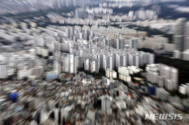 【서울=뉴시스】최동준 기자 = 21일 정부가 주택시장 안정화를 위해 서울 도심지역의 옛 성동구치소, 개포동 재건마을을 포함한 총 11곳에 약 1만호의 주택을 공급하는 내용의 '수도권 주택공급 확대 방안'을 발표했다. 국토부는 또 향후 서울과 1기 신도시 사이에 330만㎡이상의 대규모 택지 4~5개를 추가 조성해 20만호를 공급한다는 방침이다. 사진은 상공에서 바라본 서울 모습. 2018.09.21.&nbsp; photocdj@newsis.com