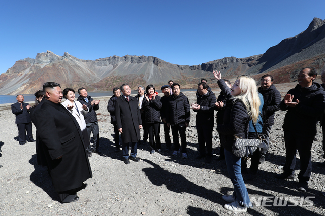 【백두산=뉴시스】평양사진공동취재단 박진희 기자 =평양정상회담 사흘째인 20일 오전 문재인 대통령 내외와 김정은 국무위원장 내외가 백두산 천지에서&nbsp; 남측 특별수행원들과 함께 기념촬영을 한 뒤 가수 알리가 진도 아리랑을 부르고 있다.&nbsp; 2018.9.21. photo@newsis.com