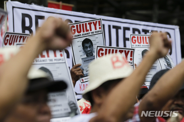 【마닐라=AP/뉴시스】 필리핀이 12일(현지시간) 유엔인권이사회(UNHRC)의 이사국으로 선출됐다. 일각에서는 로드리고 두테르테 대통령의 폭력적인 '마약과의 전쟁'을 언급하며 필리핀의 자격논란을 제기했다. 사진은 지난 9월 필리핀 마닐라에서 잔혹한 마약 단속에 항의하며 열린 시위 현장 모습. 2018.10.13.