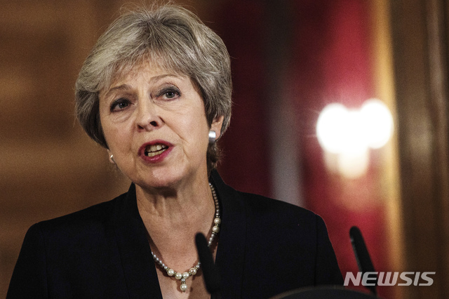 【런던=AP/뉴시스】2일(현지시간) 블룸버그에 따르면 테리사 메이 영국 총리는 성명을 통해 "포스트 브렉시트의 이민제도는 고숙련 노동자 중심의 수용"이라고 밝혔다. 사진은 21일 자신의 관저에서 브렉시트 협의 관련 성명을 발표 중인 메이 총리. 2018.10.02