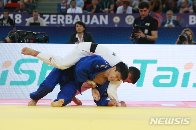 【바쿠(아제르바이잔)=뉴시스】박종우 기자 = 21일(현지시각) 아제르바이잔 바쿠 짐나스틱 아레나에서 '2018 세계유도선수권대회'가 열린 가운데 한국 국가대표 안바울 선수가 브라질 다니엘 카르그냉 선수에게 업어치기 기술을 시도하고 있다. 한편, 이번 대회는 사상 첫 남북 단일팀이 꾸려진다. 혼성단체전은 마지막날인 27일 진행된다. 북한에서는 4명의 선수가 참여한다.2018.09.22.(사진=대한유도회 제공)&nbsp;&nbsp; jongwoo425@newsis.com 