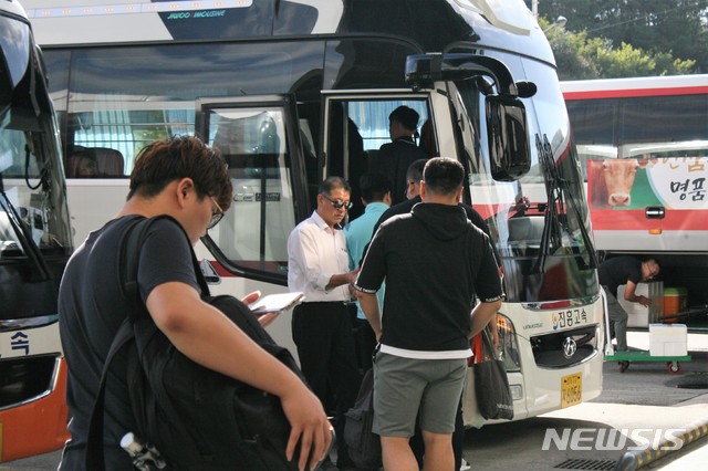 【춘천=뉴시스】박종우 기자 = 추석 연휴 첫날인 22일 오후 강원 춘천시 온의동 춘천시외버스터미널에 많은 시민들이 버스를 타기 위해 줄을 서고 있다. 2018.09.22. jongwoo425@newsis.com