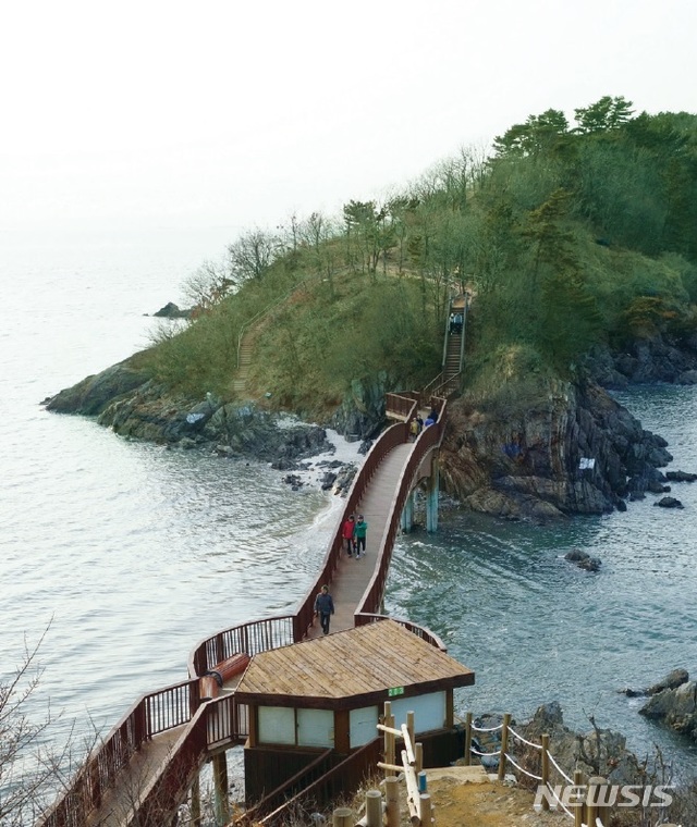 【서울=뉴시스】경기도 안산 대부해솔길 '개미허리아치교' 구간 (제공=해양수산부)