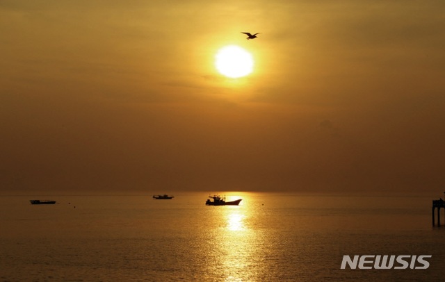 【서울=뉴시스】경기도 화성 '황금해안길'에서 바라 본 궁평리 낙조 (제공=해양수산부)