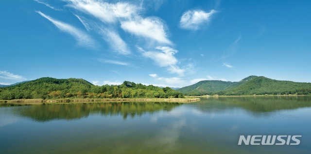 【서울=뉴시스】강원도 고성 '관동별곡8백리길' 시작점인 송지호 (제공=해양수산부)
