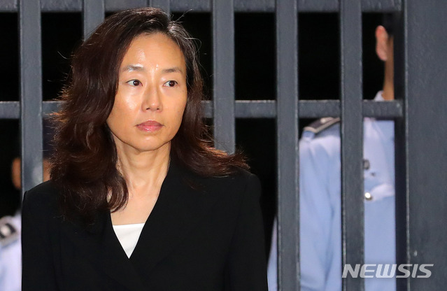 【의왕=뉴시스】배훈식 기자 = '문화계 블랙리스트' 등 혐의로 구속 수감 중이던 조윤선 전 문화체육관광부 장관이 22일 오전 경기 의왕시 서울구치소에서 구속만기로 석방되고 있다. 2018.09.22. dahora83@newsis.com