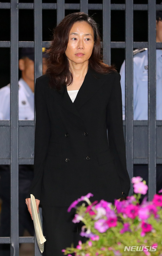 【의왕=뉴시스】배훈식 기자 = '문화계 블랙리스트' 등 혐의로 구속 수감 중이던 조윤선 전 문화체육관광부 장관이 22일 오전 경기 의왕시 서울구치소에서 구속만기로 석방되고 있다. 2018.09.22. dahora83@newsis.com