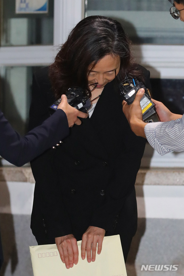 【의왕=뉴시스】배훈식 기자 = '문화계 블랙리스트' 등 혐의로 구속 수감 중이던 조윤선 전 문화체육관광부 장관이 22일 오전 경기 의왕시 서울구치소에서 구속만기로 석방되어 취재진을 향해 고개를 숙이고 있다. 2018.09.22. dahora83@newsis.com