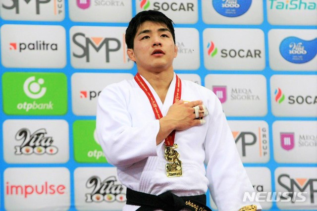 【바쿠(아제르바이잔)=뉴시스】박종우 기자 = 22일(현지시각) 아제르바이잔 바쿠 짐나스틱 아레나에서 '2018 세계유도선수권대회' 73㎏급에서 한국 국가대표 안창림(남양주 시청) 선수가 우승을 차지했다. 시상식에서 금메달을 목에 걸고 국기에 대한 경계하는 안창림. 안창림은 결승전에서 지난해 세계선수권대회 우승자인 일본의 하시모토를 맞아 허벅다리 걸기를 시도해 하시모토의 중심을 무너트린 후 발뒤축걸기로 한판승을 거뒀다. 한편, 이번 대회는 사상 첫 남북 단일팀이 꾸려진다. 혼성단체전은 마지막날인 27일 진행된다. 북한에서는 4명의 선수가 참여한다. 2018.09.23.(사진=대한유도회 제공) jongwoo425@newsis.com