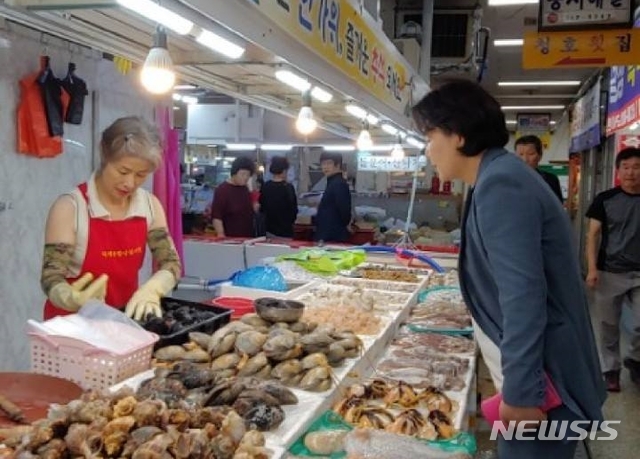 【서울=뉴시스】 청와대는 지난 16일 문재인 대통령 부인 김정숙 여사가 추석을 앞두고 경남 양산의 덕계시장을 찾았다고 23일 밝혔다. 2018.9.23. (사진=청와대 페이스북) 