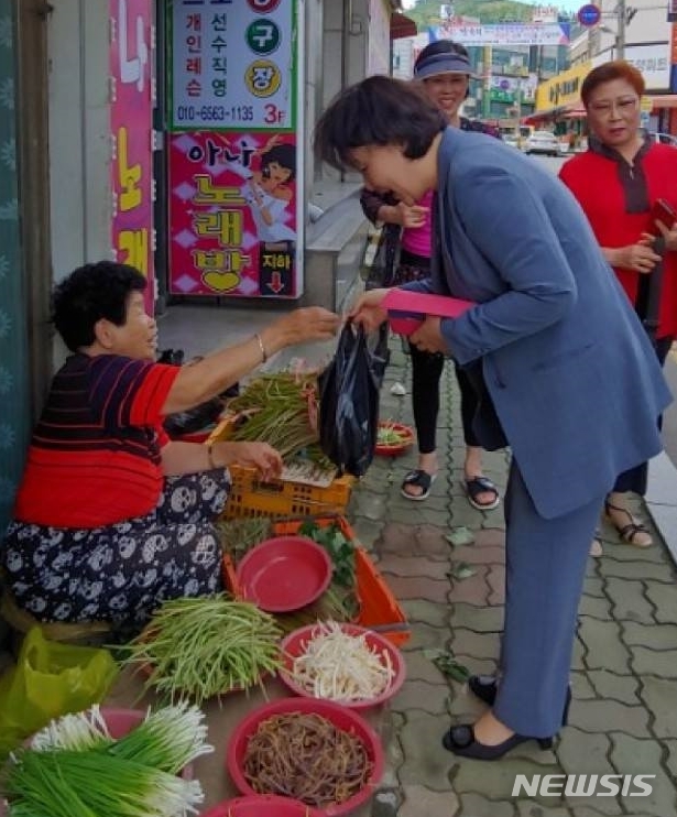 【서울=뉴시스】 청와대는 지난 16일 문재인 대통령 부인 김정숙 여사가 추석을 앞두고 경남 양산의 덕계시장을 찾았다고 23일 밝혔다. 2018.9.23. (사진=청와대 페이스북) 
