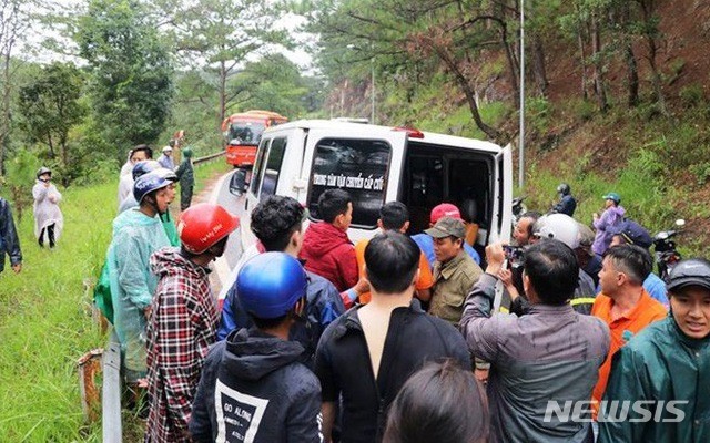 【서울=뉴시스】 베트남 달랏 지역에서 익스트림스포츠를 즐기던 20대 남성이 폭포에서 떨어져 사망하는 사고가 발생했다. 베트남 교민 매체 라이프플라자 등에 따르면 한국인 장모(23)씨는 전날 오후 2시30분께 베트남 람동성 달랏의 다딴라폭포에서 다이빙을 체험하는 '캐니어링' 투어에 참여했다가 물로 뛰어든 뒤 의식을 잃고 사망했다. 사진은 당시 사고 현장의 모습.(출처 : 라이프플라자 홈페이지). 2018.9.23