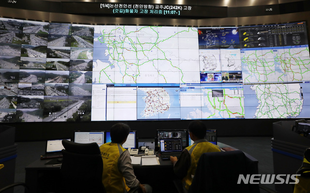 【성남=뉴시스】이영환 기자 = 추석을 하루 앞둔 23일 오전 경기 성남시 궁내동 경부고속도로 서울요금소 교통센터 상황실에 전국 도로의 현황이 보이고 있다. 2018.09.23.&nbsp; 20hwan@newsis.com