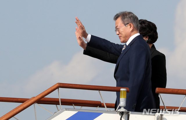 【성남=뉴시스】박진희 기자 = 문재인 대통령과 부인 김정숙 여사가 제73차 유엔총회 참석차 23일 오후 경기도 성남 서울공항에서 공군 1호기에 올라 인사하고 있다. 문 대통령은 유엔총회에서 지난 평양정상회담의 결과를 토대로 한반도의 완전한 비핵화와 평화정착을 위한 우리의 비전이 담긴 기조연설을 하며, 한미 정상회담을 통해 교착상태에 놓인 북미대화의 돌파구를 마련할 예정이다. 2018.09.23.pak7130@newsis.com