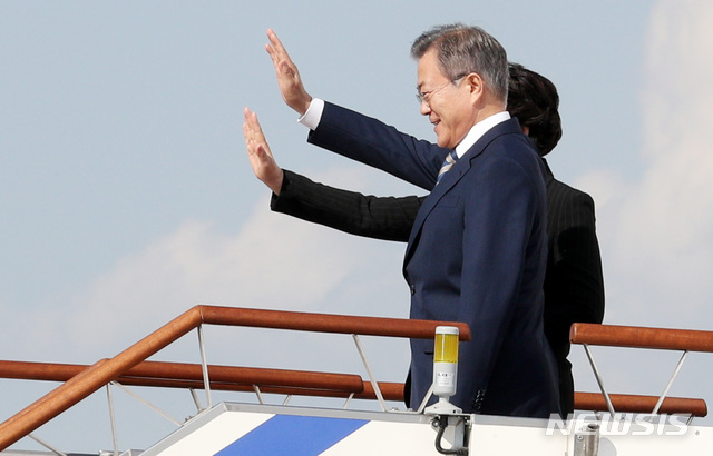 【성남=뉴시스】박진희 기자 = 문재인 대통령과 부인 김정숙 여사가 제73차 유엔총회 참석차 23일 오후 경기도 성남 서울공항에서 공군 1호기에 올라 인사하고 있다. 문 대통령은 유엔총회에서 지난 평양정상회담의 결과를 토대로 한반도의 완전한 비핵화와 평화정착을 위한 우리의 비전이 담긴 기조연설을 하며, 한미 정상회담을 통해 교착상태에 놓인 북미대화의 돌파구를 마련할 예정이다. 2018.09.23.pak7130@newsis.com