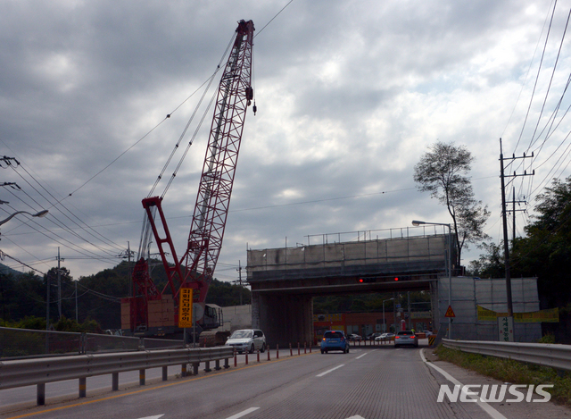【서울=뉴시스】 군 대전차 방호시설 철거 모습. (뉴시스DB)