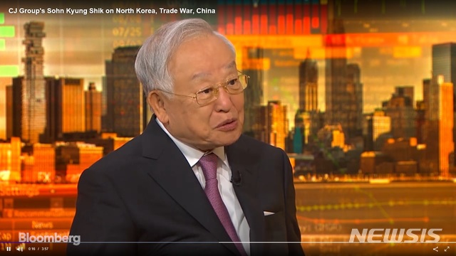 【서울=뉴시스】손경식 CJ회장이 23일(현지시간) 블룸버그 TV의 한 프로그램에 출연해 인터뷰하고 있다. (사진:블룸버그 통신 영상 캡처) 2018.09.24.