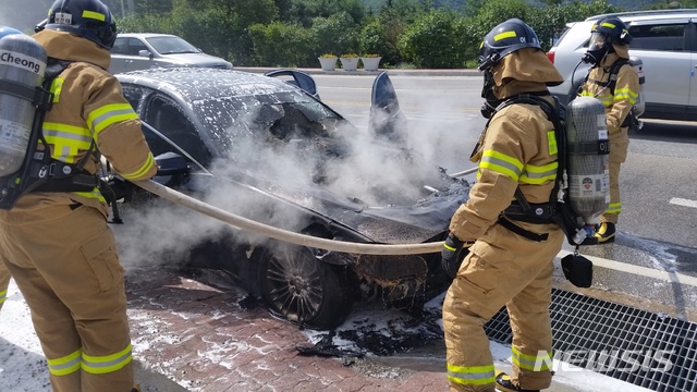 【평창=뉴시스】박종우 기자 = 24일 오전 평창군 방림면 방림리에서 BMW 520d 엔진룸이 전소해 2255만원의 재산 피해가 발생했다. 2018.09.24. (사진=강원도소방본부 제공) photo@newsis.com