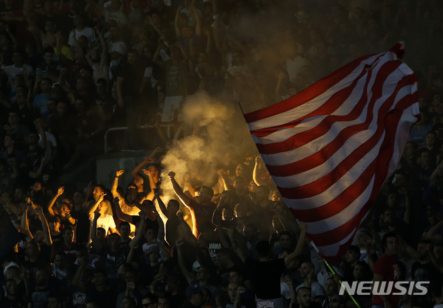 【벨그라드( 세르비아) = AP/뉴시스】지난 해 9월 벨그라드에서 열린 국내 축구리그에서 레드스타 팀을 응원하는 사람들.  같은 이름의 수구팀이 2월 9일 크로아티아로 원정경기를 갔다가 선수들이 현지인들에게 폭행을 당하는 사건이 일어났다.   