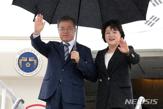 【뉴욕=뉴시스】박진희 기자 = 문재인 대통령과 부인 김정숙 여사가 제73차 유엔총회 참석차 23일(현지시간) 오후 미국 뉴욕 JFK 국제공항에 도착하고 있다. 2018.09.23. pak7130@newsis.com