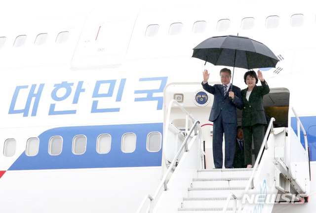 【뉴욕=뉴시스】박진희 기자 = 문재인 대통령과 부인 김정숙 여사가 제73차 유엔총회 참석차 23일(현지시간) 오후 미국 뉴욕 JFK 국제공항에 도착하고 있다. 2018.09.23.pak7130@newsis.com