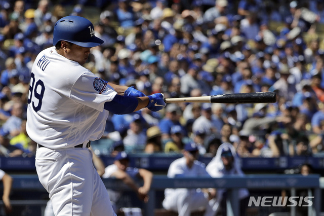 【로스앤젤레스=AP/뉴시스】 류현진(31·LA 다저스)은 24일(한국시간) 미국 캘리포니아주 로스앤젤레스의 다저스타디움에서 열린 2018 메이저리그(MLB) 샌디에이고 파드리스와의 홈경기에 출전, 2회말 첫 타석에서 안타를 때려냈다. 이날 류현진은 3타수 3안타 2득점을 기록했다.