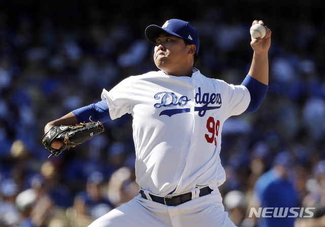 【로스앤젤레스=AP/뉴시스】 류현진(31·LA 다저스)은 24일(한국시간) 미국 캘리포니아주 로스앤젤레스의 다저스타디움에서 열린 2018 메이저리그(MLB) 샌디에이고 파드리스와의 홈경기에 선발등판, 6이닝 4피안타 8탈삼진 무실점 호투로 시즌 6승째(3패)를 올렸다. 