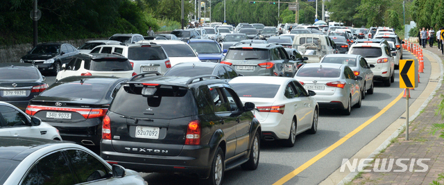 【전주=뉴시스】김얼 기자= 민족의 대명절 추석날인 24일 전북 전주시 완산구 효자동에 위치한 전주효자공원묘지를 찾은 성묘객들로 공원묘지와 차도가 주차장을 방불케 하듯 북적이고 있다. 2018.09.24 pmkeul@newsis.com