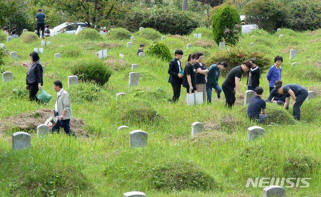 【전주=뉴시스】김얼 기자= 민족의 대명절 추석날인 24일 전북 전주시 완산구 효자동에 위치한 전주효자공원묘지를 찾은 성묘객들로 공원묘지가 북적이고 있다. 2018.09.24 pmkeul@newsis.com