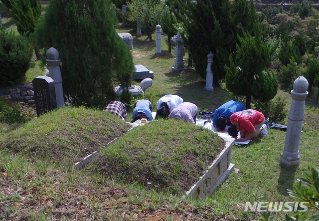 【강릉=뉴시스】김경목 기자 = 민족의 대명절 추석인 24일 후손들이 강원 강릉시 영동공원묘원에 모신 조상님들을 뵙고 인사를 올리고 있다. 2018.09.24.&nbsp;&nbsp;&nbsp; photo31@newsis.com