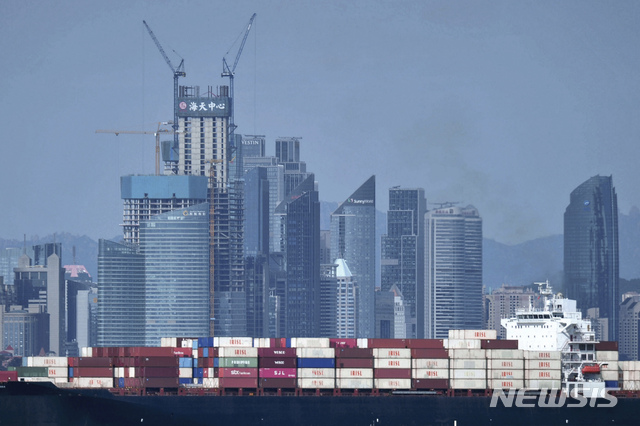 【칭다오(중국)=AP/뉴시스】 중동 최대 규모인 사우디 아라비아의 국영석유화학기업 사빅(SABIC)이 중국 경제의 성장 둔화 전망에도 불구하고 중국에 대한 투자를 확대하고 있다고 밝혔다. 중국 칭다오모습. 2019.01.21