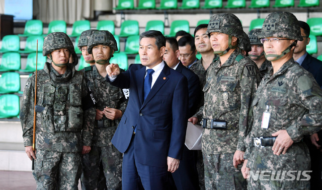 【서울=뉴시스】 김진아 기자 = 정경두 국방부 장관이 24일 추석을 맞아 서부전선 최전방 도라대대를 방문해 비무장지대(DMZ)내 감시초소(GP)의 시범적 철수계획을 보고받고 있다. 2018.09.24. (사진=국방부 제공) photo@newsis.com