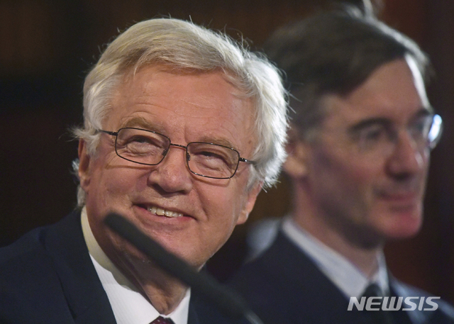 【런던=AP/뉴시스】 데이비스 전 브렉시트부 장관(왼쪽)과 제이컵 리스-모그 하원의원(오른쪽) 등 보수당 거물인사 5명은 브렉시트 전환기간 연장이 '굴욕적인 외교'라며 테리사 메이 총리를 압박했다. 사진은 올해 9월 영국 런던의 경제문제연구소에서 열린 회의에 참석한 두 사람. 2018.10.18.