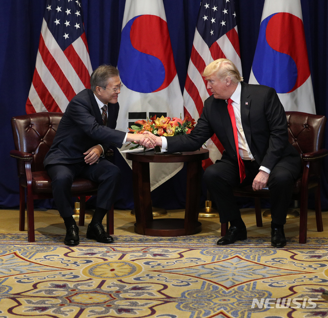 【뉴욕(미국)=뉴시스】박진희 기자 = 문재인 대통령과 도널드 트럼프 미국 대통령이 24일 오후(현지시각) 미국 롯데뉴욕팰리스호텔 허버드룸에서 한미정상회담에 앞서 악수하고 있다.&nbsp; 2018.09.25. pak7130@newsis.com