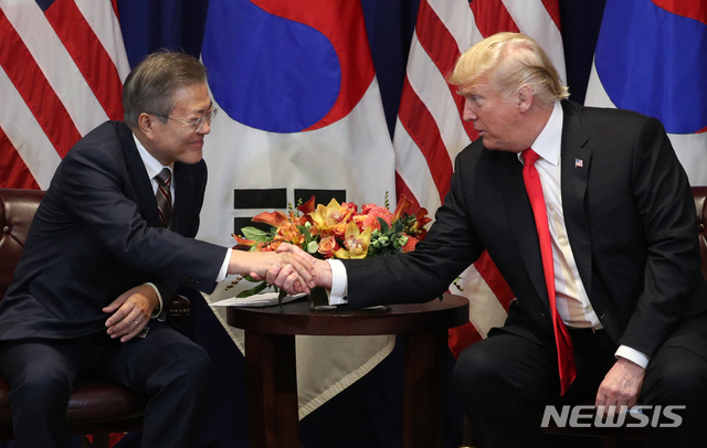 【뉴욕(미국)=뉴시스】박진희 기자 = 문재인 대통령과 도널드 트럼프 미국 대통령이 24일 오후(현지시각) 미국 롯데뉴욕팰리스호텔 허버드룸에서 한미정상회담에 앞서 악수하고 있다. 2018.09.25.&nbsp; pak7130@newsis.com 