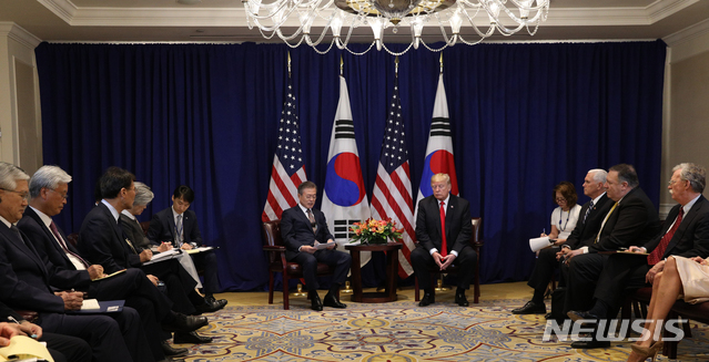 【뉴욕(미국)=뉴시스】박진희 기자 = 문재인 대통령과 도널드 트럼프 미국 대통령이 24일 오후(현지시각) 미국 롯데뉴욕팰리스호텔 허버드룸에서 한미정상회담에 앞서 이야기를 하고 있다.&nbsp; 2018.09.25. pak7130@newsis.com
