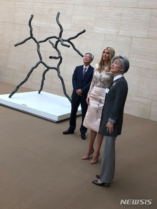 【서울=뉴시스】강경화 외교부 장관(오른쪽)과 이방카 트럼프 백악관 보좌관(가운데)의 모습. 2018.09.25. (사진=외교부 페이스북) photo@newsis.com